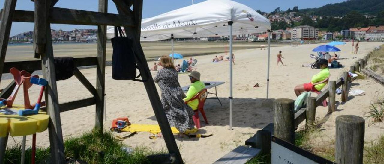 Socorristas, ayer, trabajando en la playa moañesa de A Xunqueira. |   GONZALO NÚÑEZ