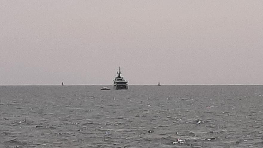 Yachten vor Mallorca: Das 76 Meter lange &quot;Beiboot&quot; von Jeff Bezos hat ein eigenes Beiboot