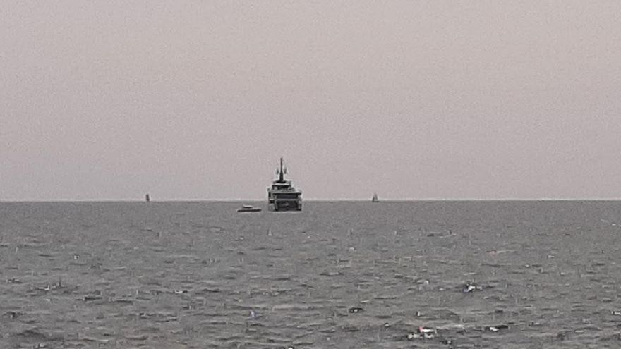 Die &quot;Abeona&quot; in der Bucht von Palma mit dem kleineren Beiboot &quot;Chase&quot;.