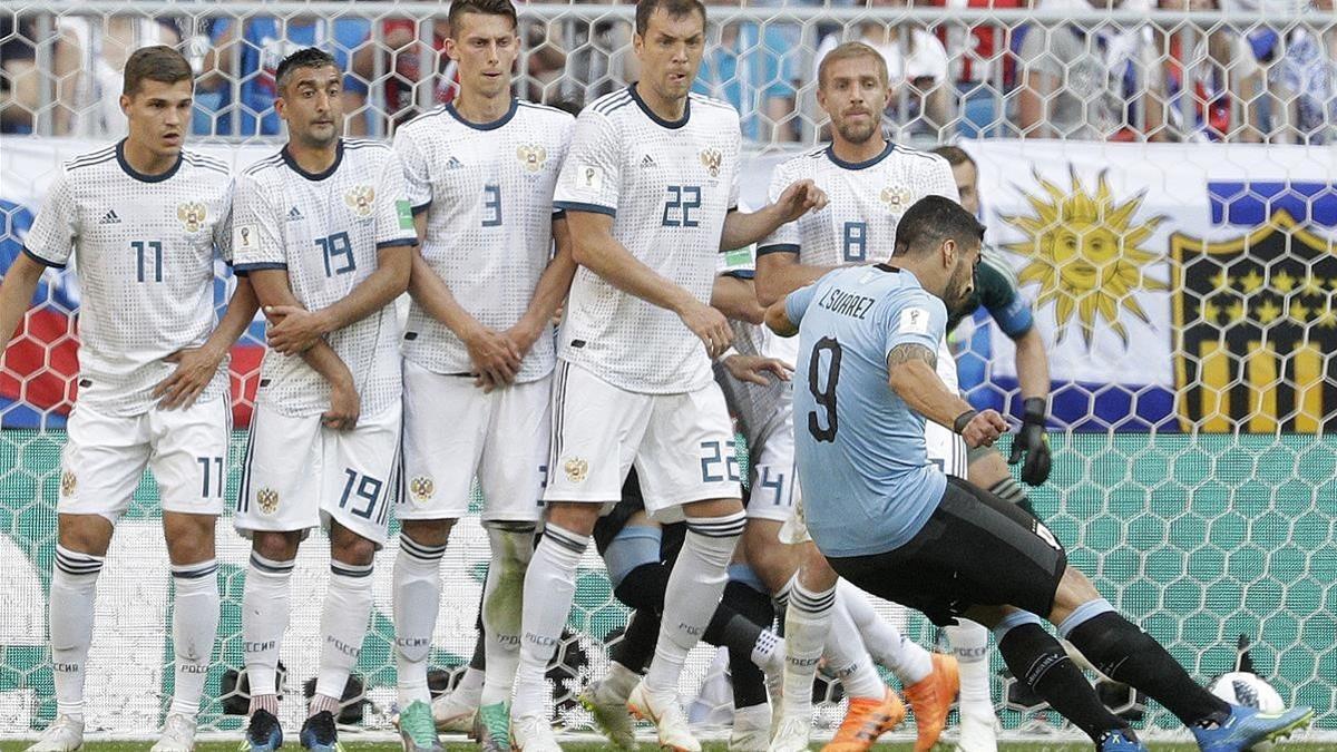 rpaniagua43970295 uruguay s luis suarez scores his side s first goal during th180625171144