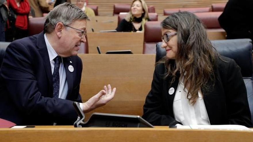 El presidente Ximo Puig y Mónica Oltra, durante la sesión de ayer en las Cortes Valencianas.