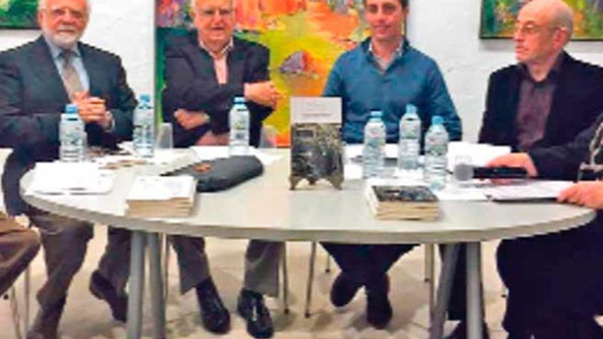 Miguel Nigorra, en el centro, durante la presentación de su libro el año pasado.