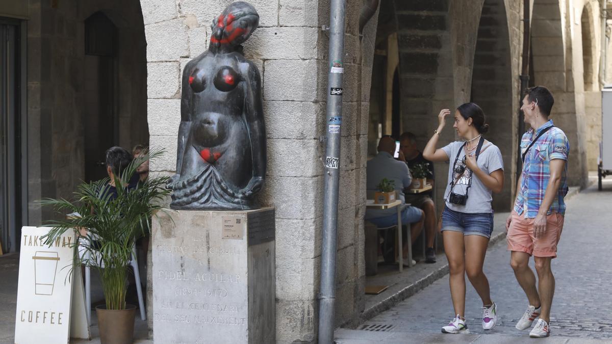 L&#039;escultura amb les pintades.