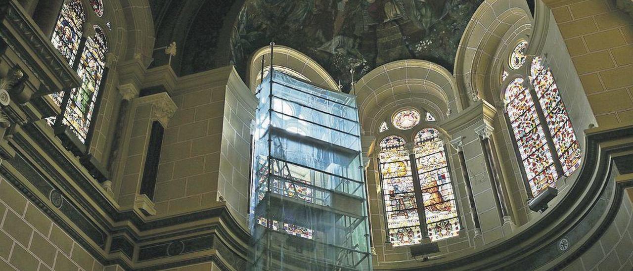 La vidriera restaurada, ya repuesta en el templo.