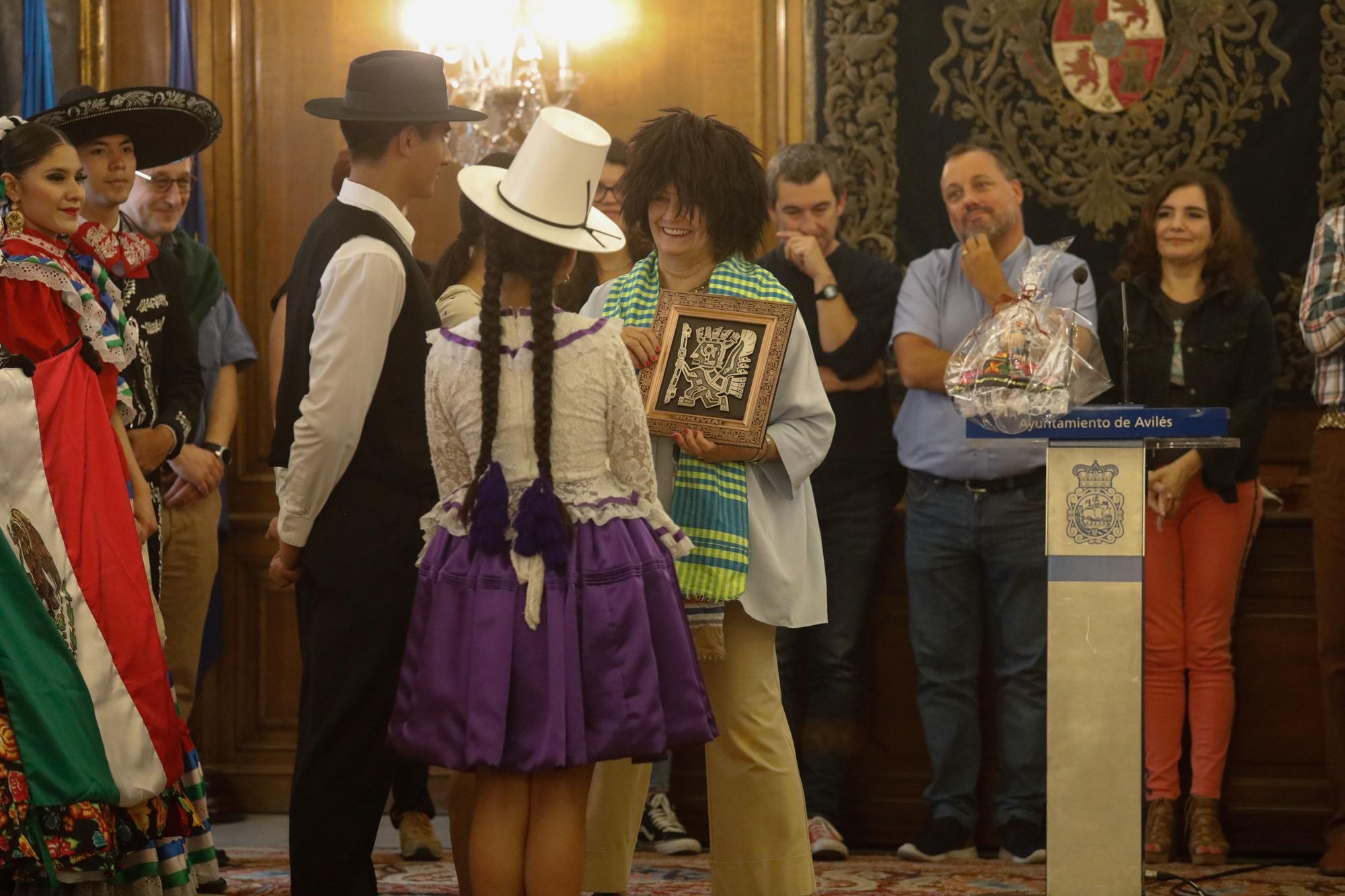 El festival de música y danzas populares llena las calles de Avilés de color