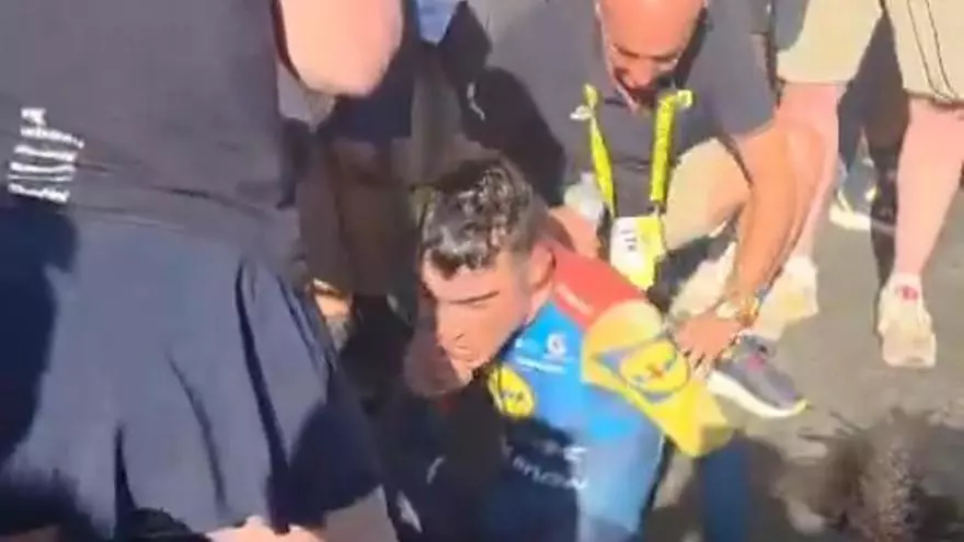 Y lo dio todo: Juan Ayuso acaba exhausto en la línea de meta del Tour