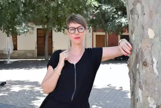 De asesorar políticas públicas a bailar burlesque en la Alameda: así es Claudine Morier, una suiza en Sevilla