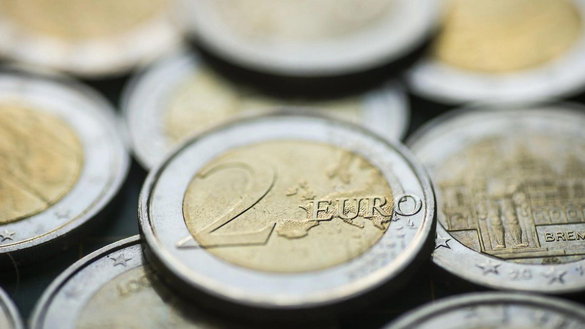 Montón de monedas de dos euros.