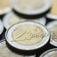 Montón de monedas de dos euros.
