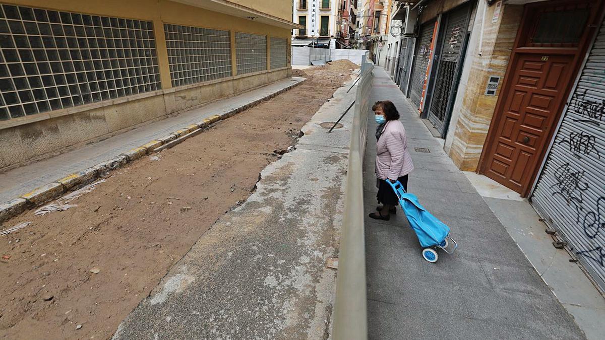 Una mujer observa cómo está todo cubierto, aunque aún queda mucho trabajo pendiente. | ANTONIO AMORÓS