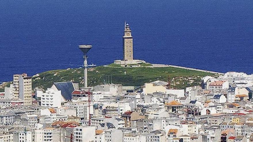 Vista aérea de A Coruña, con la Torre de Hércules al fondo.