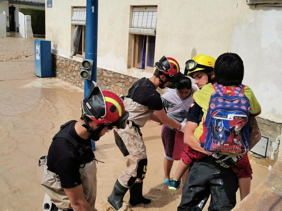 Efectivos de bomberos y de la Unidad Militar de Emergencias rescatan a vecinos en Los Alcázares