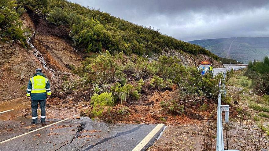 Tráfico en la OU-121 en Alto da Portela con el desbordamiento.   | // FDV