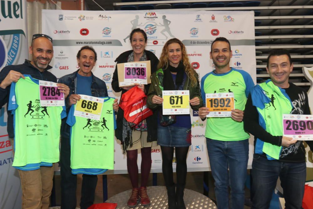 Los participantes de la Maratón recogen sus dorsales para la carrera del domingo