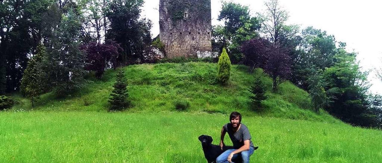 Alfonso Cort posa delante de la Torre de Cira propiedad de su familia desde los años 60.