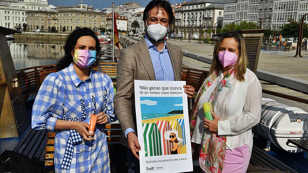 Blanca González, Héctor Castro y Margarita Muñoz, ayer, en la presentación de la campaña de fotoprotección del Colegio de Farmacéuticos de A Coruña.   | // VÍCTOR ECHAVE