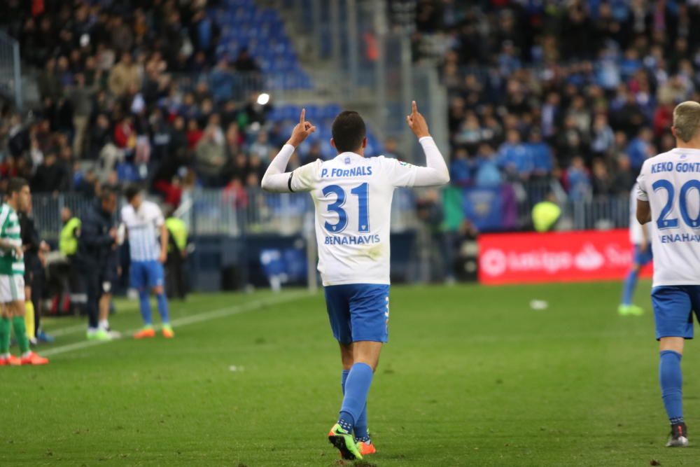 Las imágenes del derbi andaluz en La Rosaleda, que estuvo precedido de un minuto de silencio en memoria de Pablo Ráez. Sobre el césped, el conjunto bético remontó un choque en el que el Málaga CF no estuvo bien.