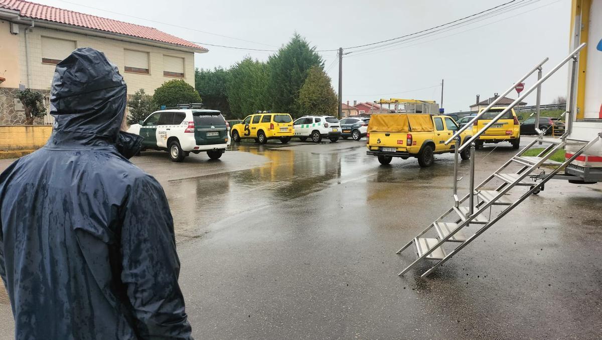 EN IMÁGENES: Buscan a un octogenario en la zona de Cudillero que cayó cuando fue a limpiar el monte