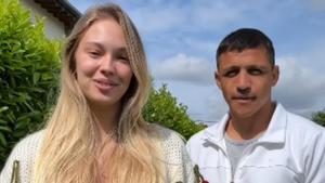 Alexis Sánchez y su pareja anuncian el sexo de su reciente hija.