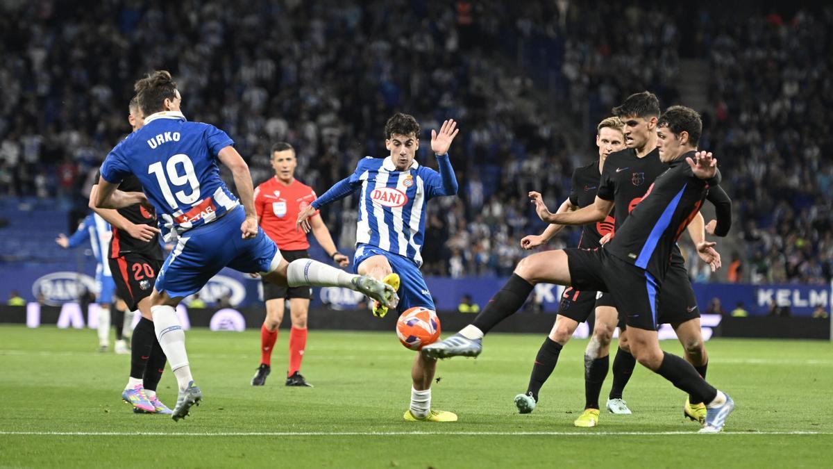 Cornellà El Prat. 15.05.2025. Deportes.    Jugadores de ambos equipos buscan el balón durante el partido de liga entre el RCD Espanyol y el FC Barcelona en el RCD Estadium. Fotografía de Jordi Cotrina