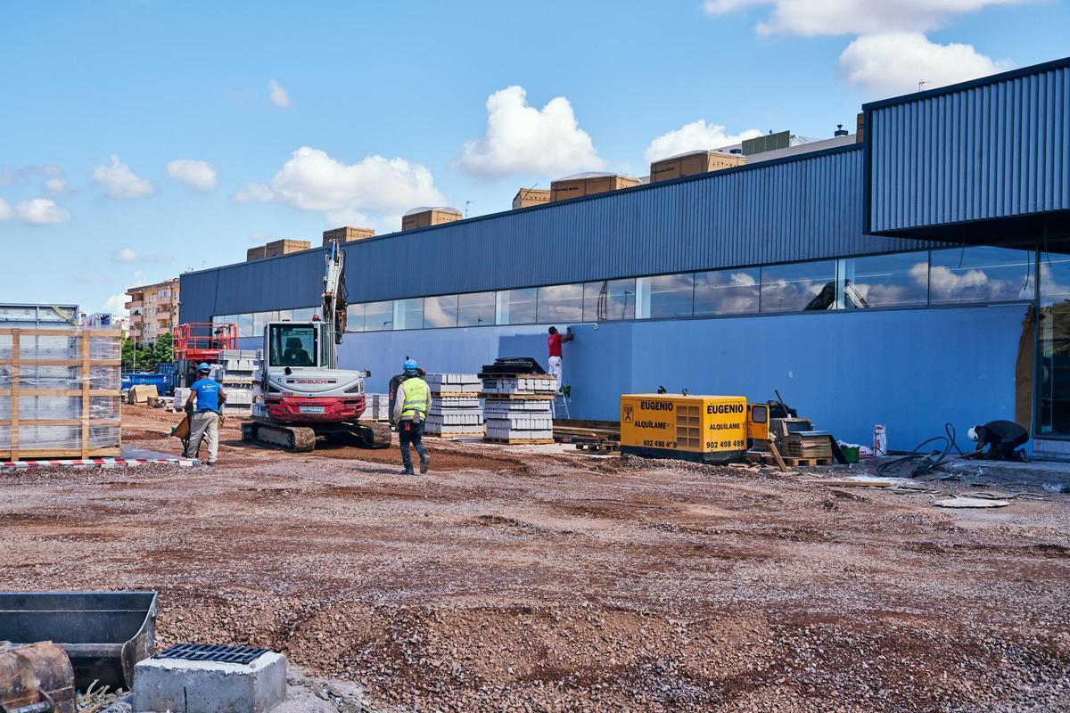 Operarios durante la construcción del supermercado Aldi en Nuevo Cáceres.