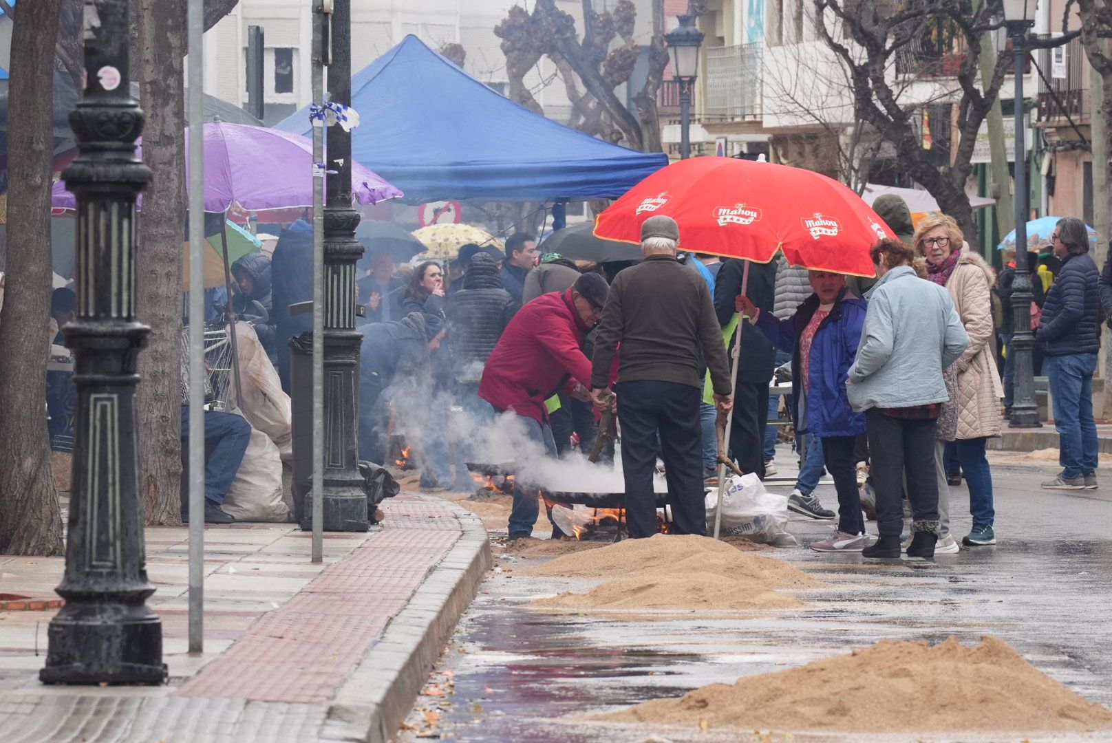 Lluvia en las paellas de Benicàssim