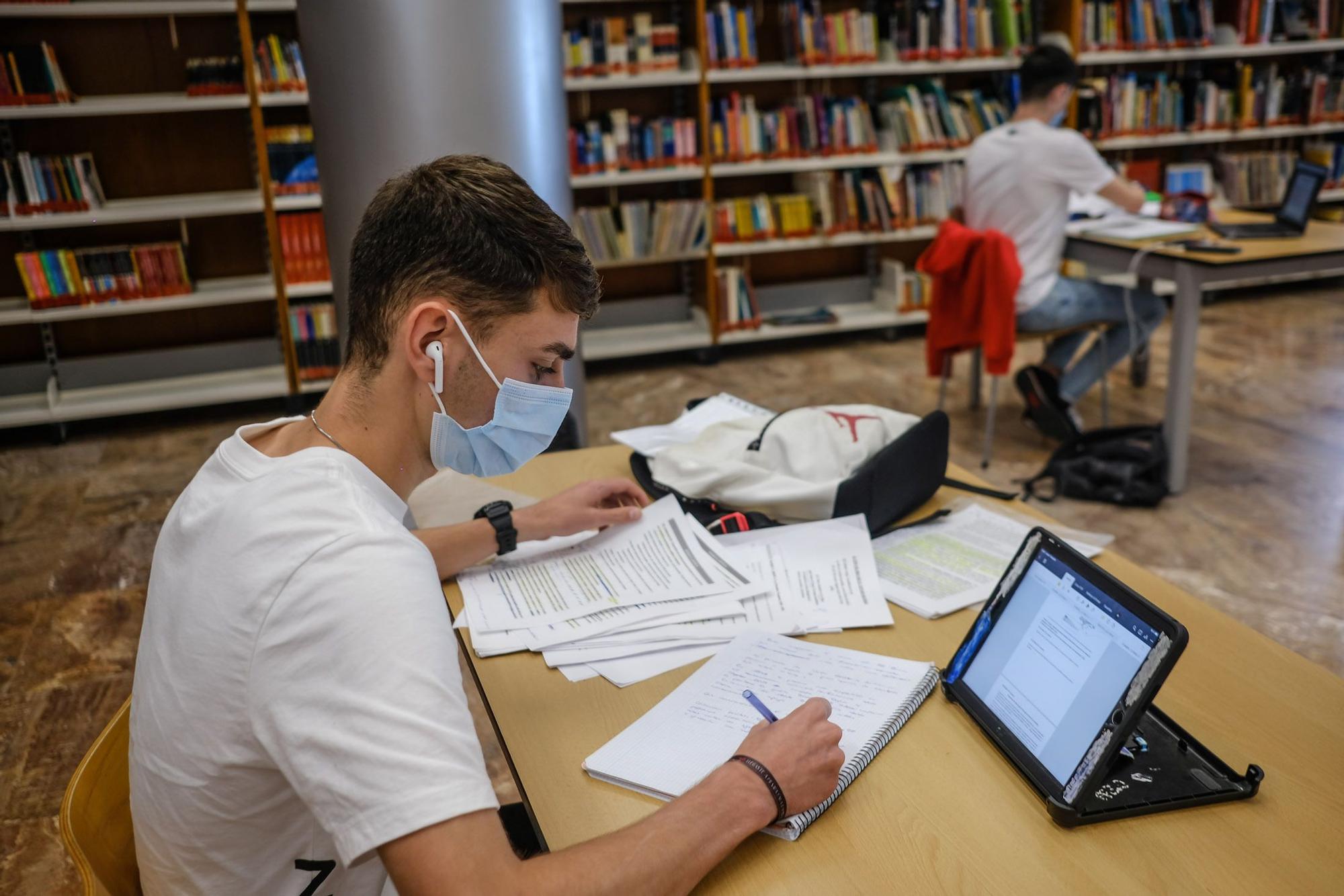 Así preparan los alumnos canarios la EBAU