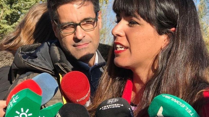 Teresa Rodríguez atiende a los medios de comunicación.