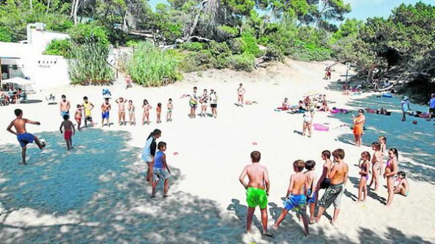 Los niños jugando por equipos al pañuelo en la arena con alguna que otra trampa entre ellos.