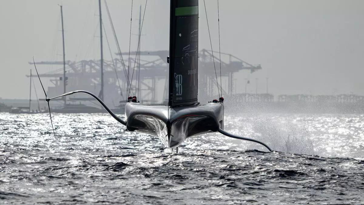 El 'Britannia' compite este miércoles en la final de la Copa América contra los neozelandeses, a quien ha ganado las dos regatas del día