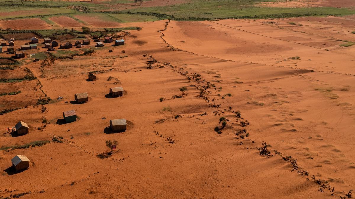 La grave sequía que afecta a Madagascar ha convertido su paisaje, transformando las zonas verdes en desérticas.