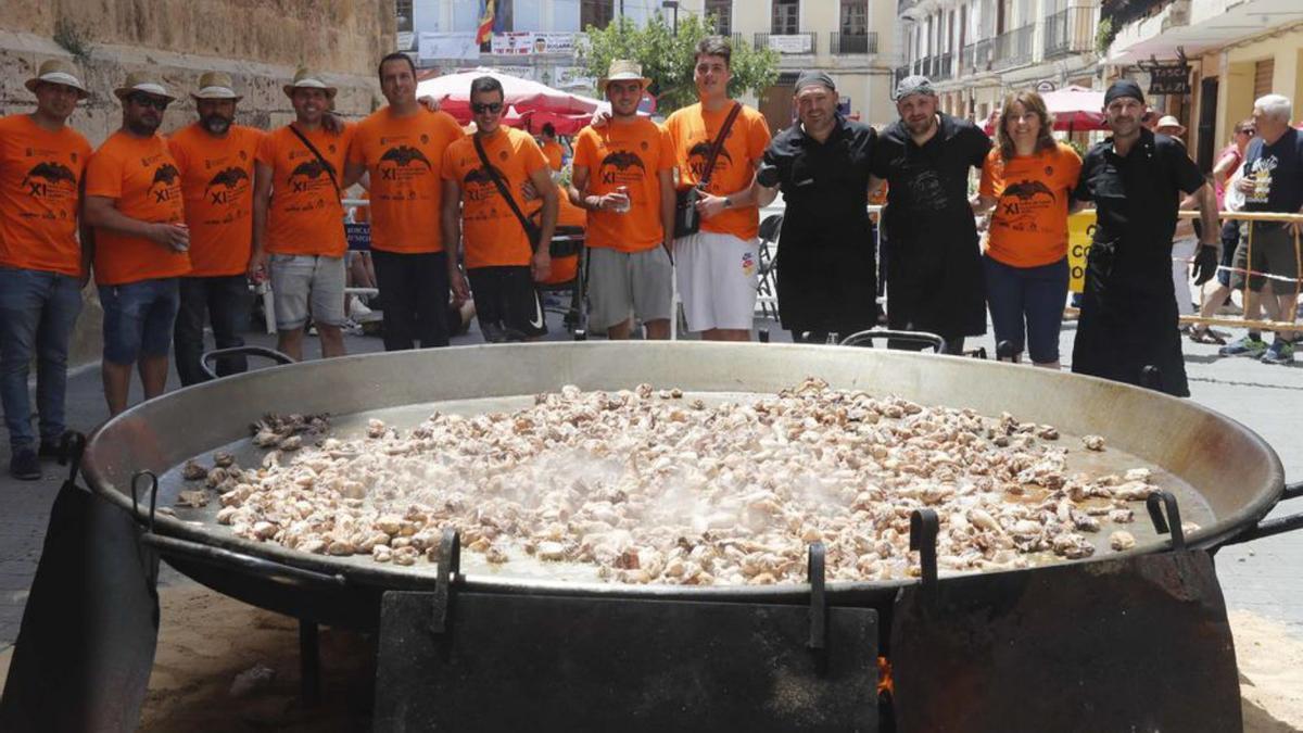 Se cocinó una paella
gigante para los
asistentes.  j.m.lópèz