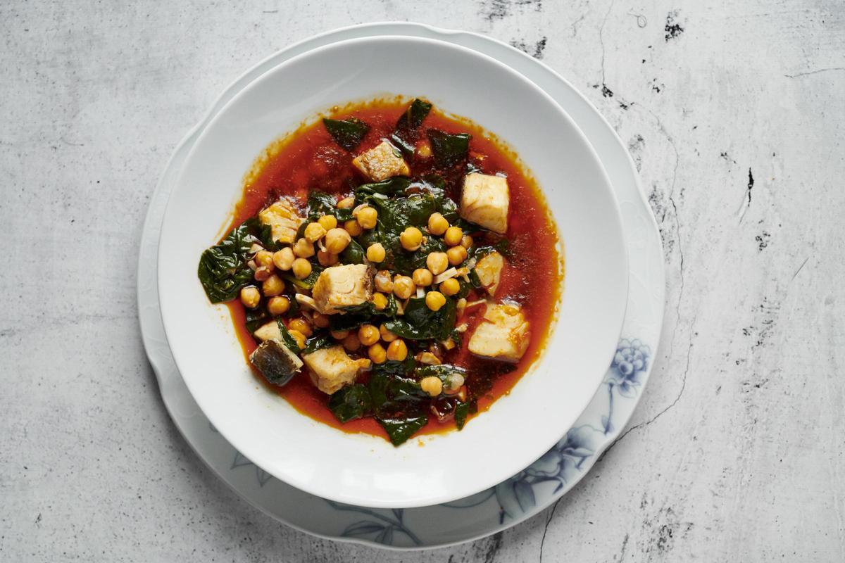 Potaje de Vigilia con bacalao, garbanzos y espinacas
