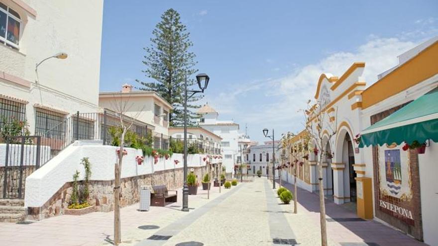 A la derecha, imagen de la fachada del mercado de abastos en la calle de la Villa de Estepona.