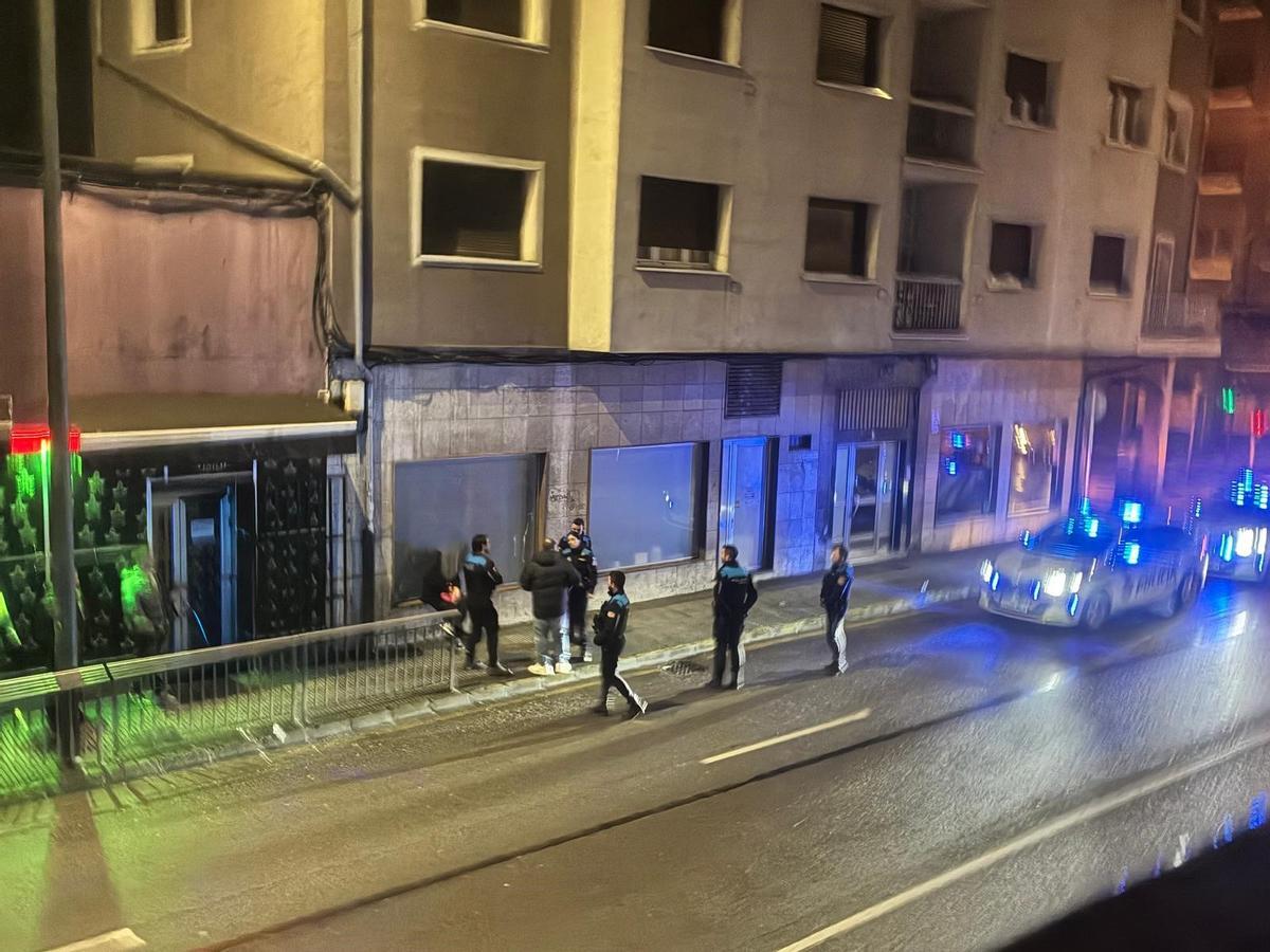 Intervención policial el lunes de madrugada a las puertas de un local de copas de Cervantes.