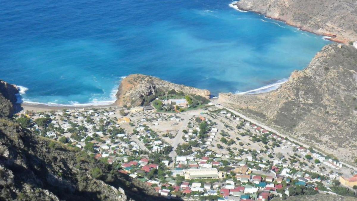 El Portús y la cala a la que Costas quiere darle acceso.