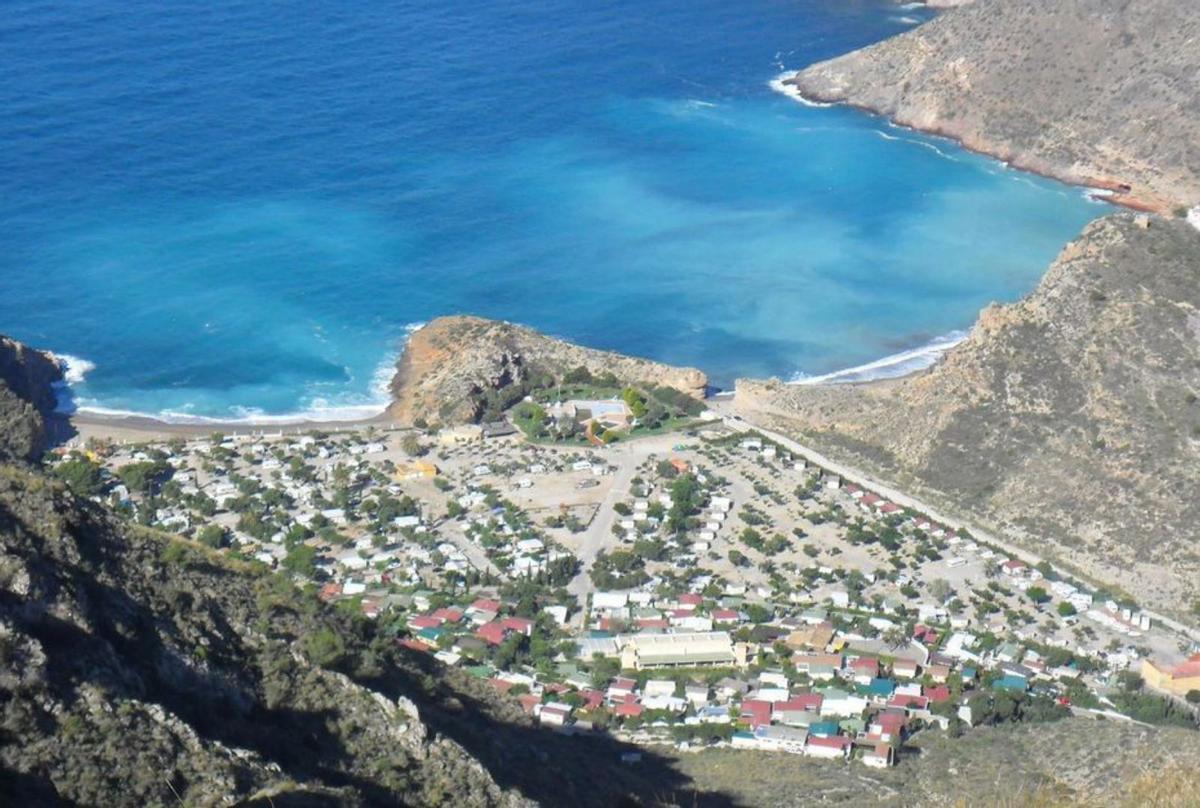 Vista aérea de la playa del Portús con cala Morena a la izquierda