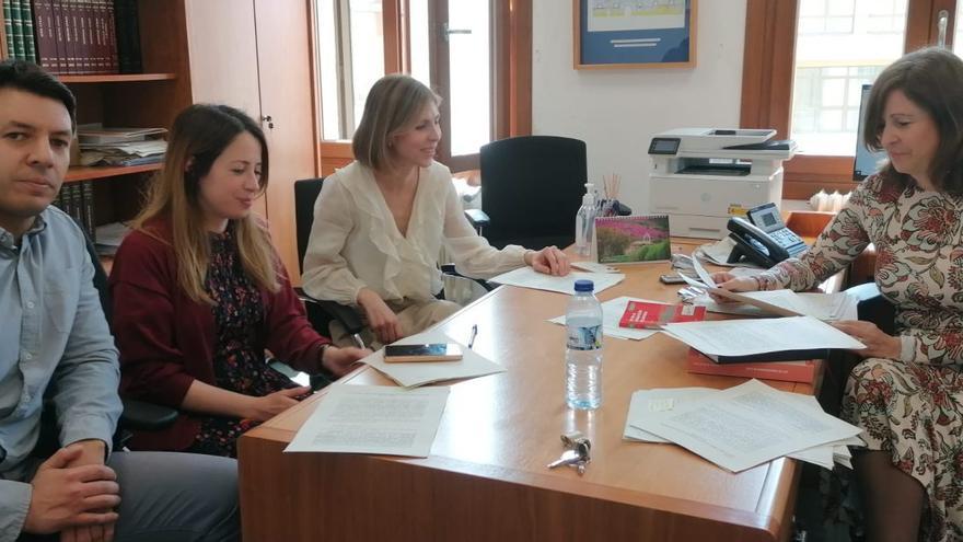 El juez Alba Cimarra, actual decano, en una junta con la exdecana y otras magistradas. | L.O.Z. (ARCHIVO)