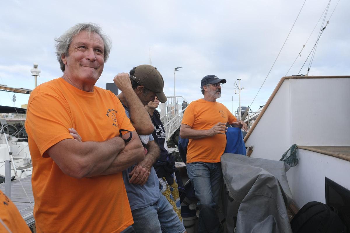 Andrea junto a algunos de sus amigos en la cubierta del 'My way'