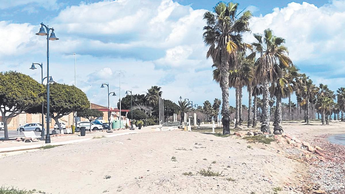 Imagen actual de la playa del Cerezo de Xilxes -donde se aprecia la regresión- y la zona de aparcamiento que desaparecerá para dar más espacio al mar.