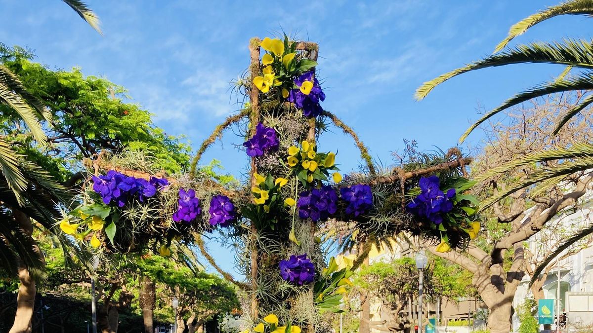 Cruces de las empresas públicas y colaboradoras del ayuntamiento por el 3 de mayo de Santa Cruz