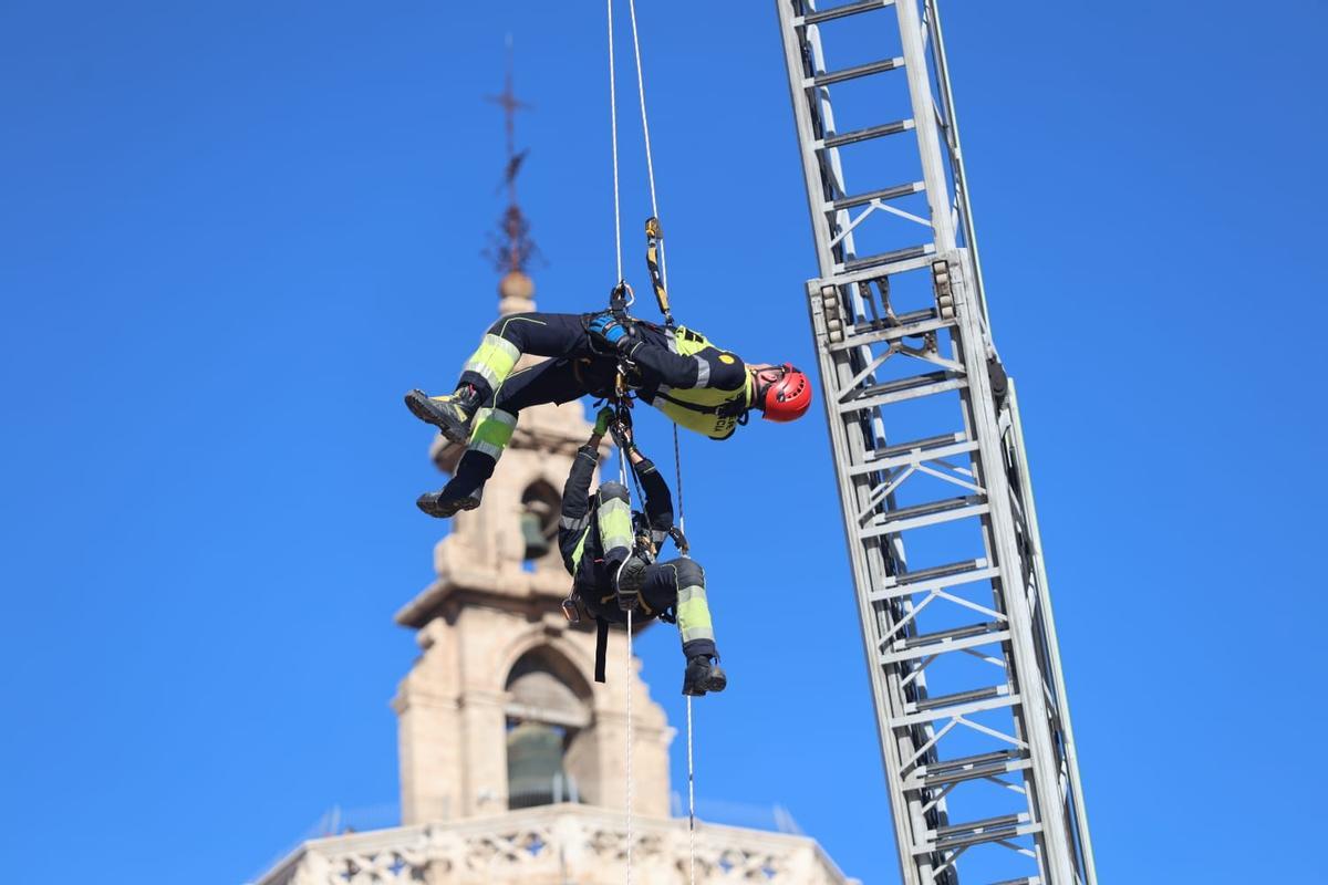 Simulacro de un rescate en altura en València.