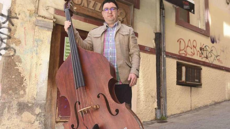 El compositor e intérprete Simón García, junto a su contrabajo, ante el Jazz Filloa.