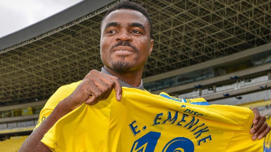 Emenike, con el dorsal 10, una camiseta que no ha usado en toda la temporada, en el día de su presentación.