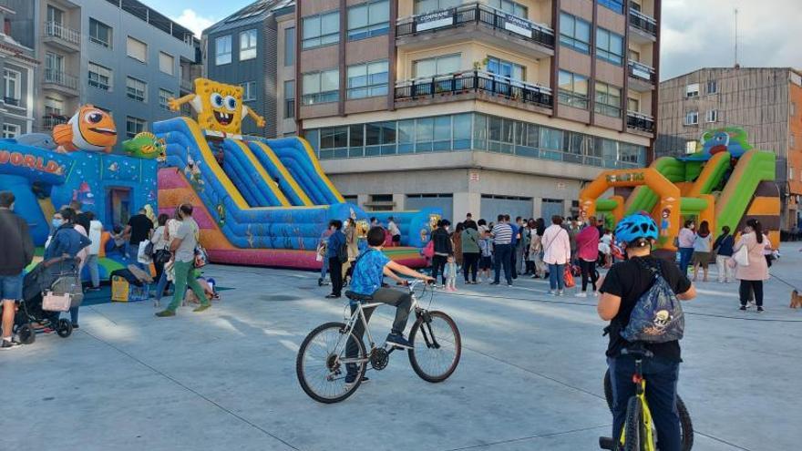 Muchas familias llevaron en la tarde de ayer a sus niños a los hinchables de la ACOE. |   // SILVIA PAMPÍN