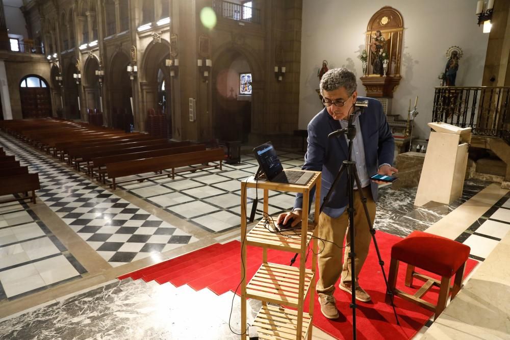 Los sacerdotes de Gijón ofician misa por internet