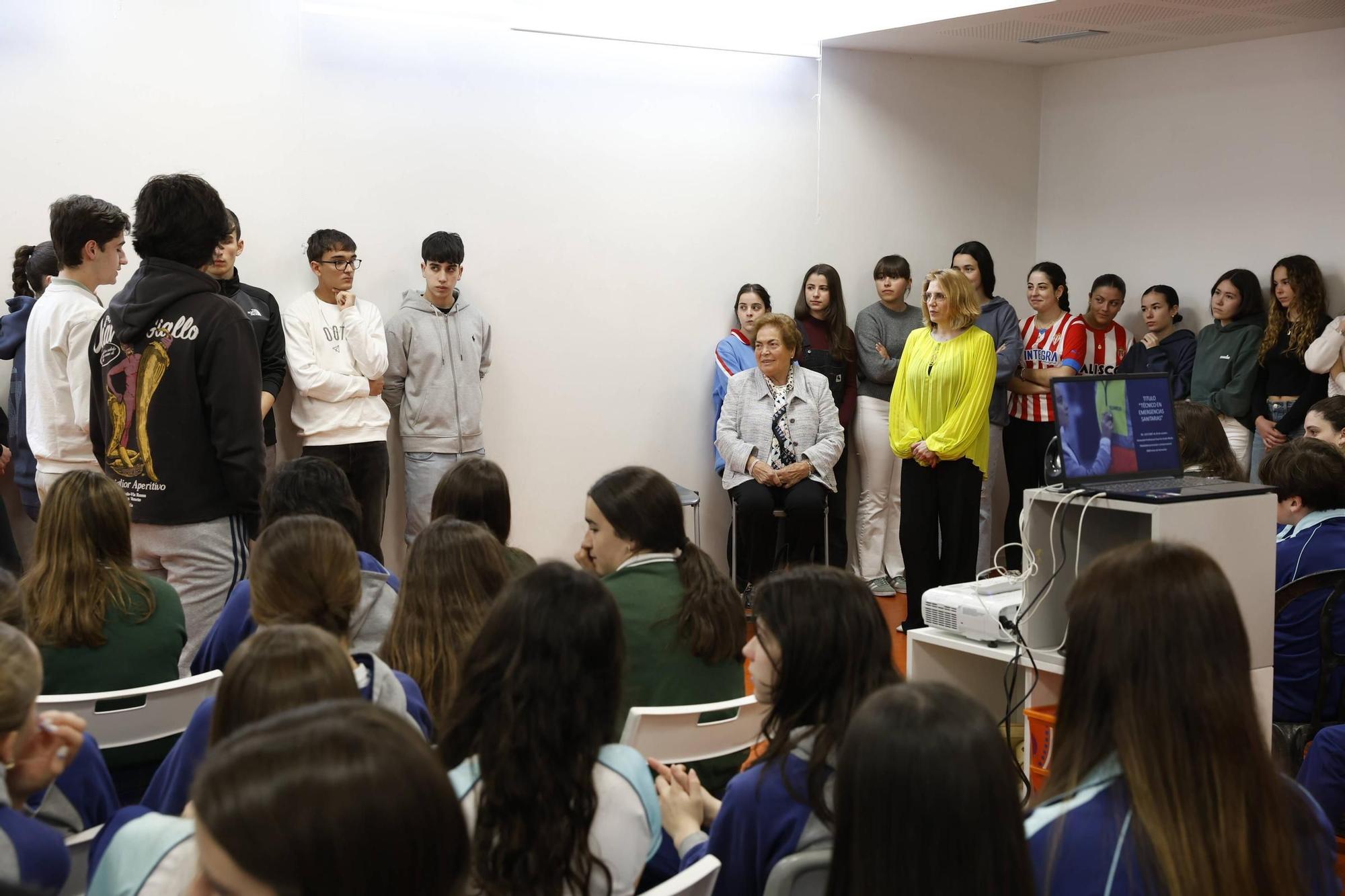El homenaje en La Corolla a la primera conductora de ambulancias en Asturias, en imágenes