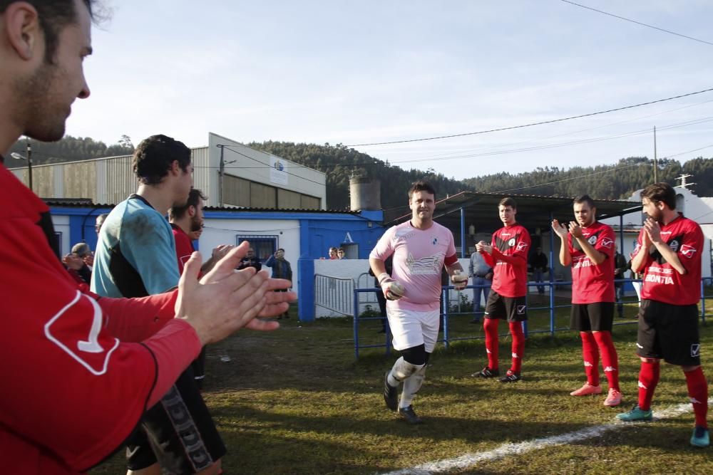 Iván Blanco, portero del Unión Deportivo San Esteban, recibe un homenaje sorpresa