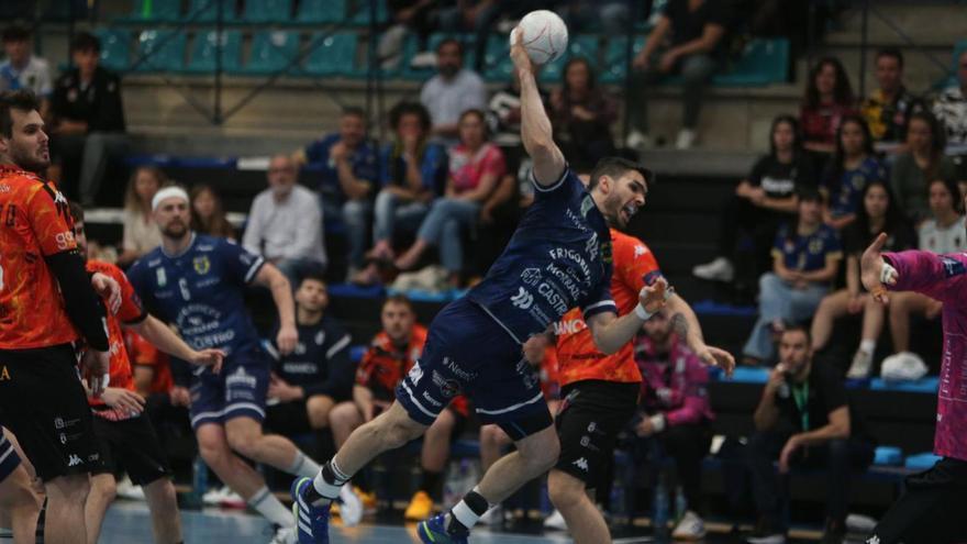 Santi López lanza a puerta en el partido entre el Frigoríficos y el Torrelavega.