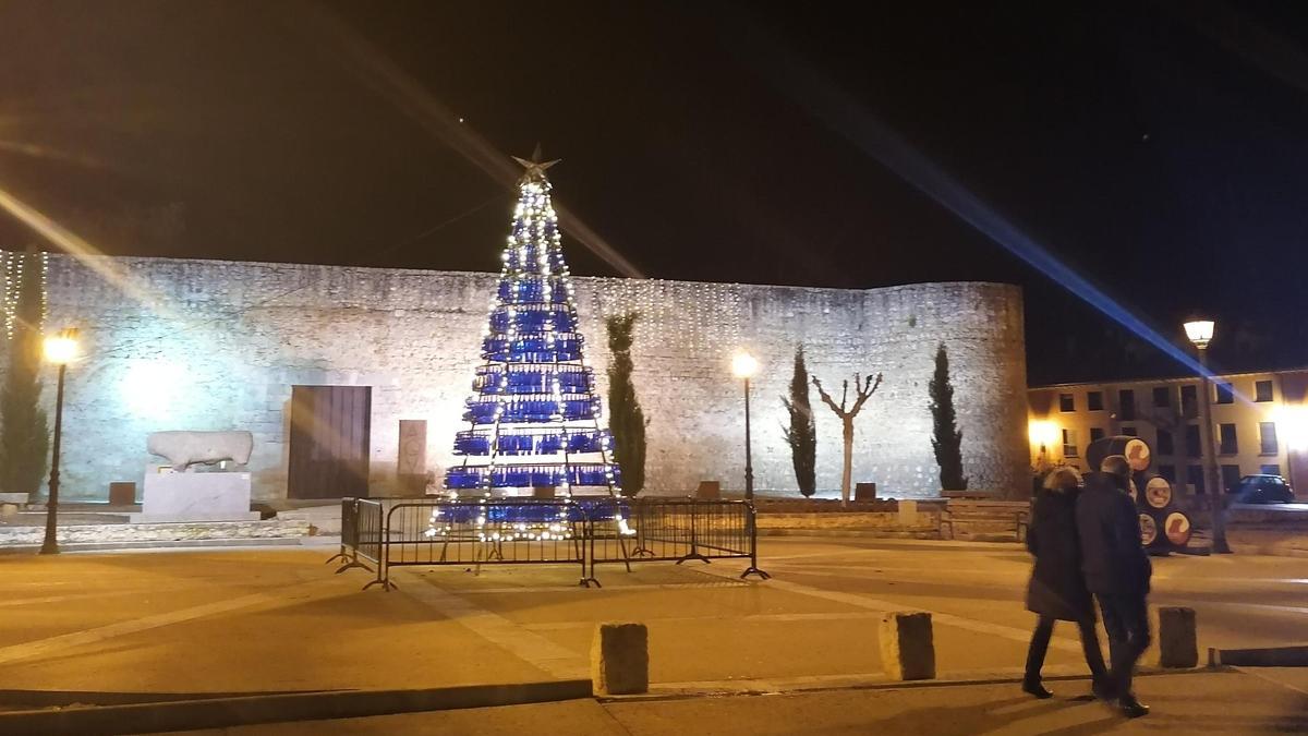 El árbol de Navidad creado con botellas de vino adorna el entorno del Alcázar